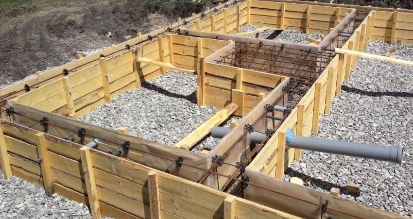 Za izgradnju trakastog temelja koriste se drvene oplate, čelične konstrukcije, cement