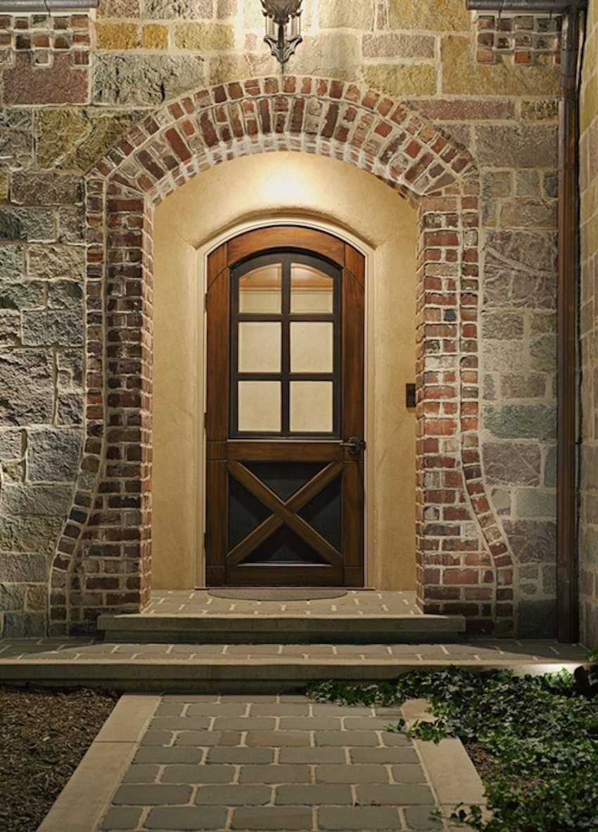 An excellent combination of different types of bricks when decorating the entrance group