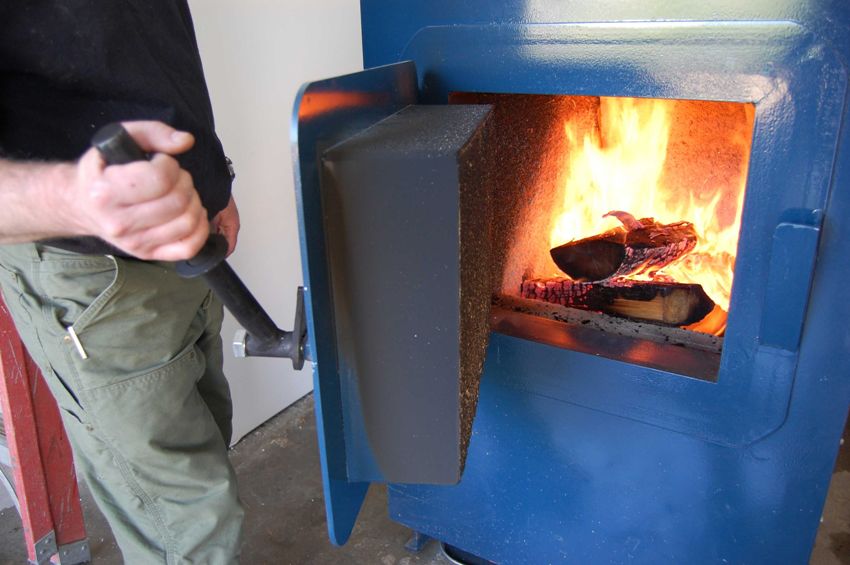 La caldera de combustible sòlid s'ha d'omplir periòdicament de combustible: fusta, carbó, torba o pellets especials