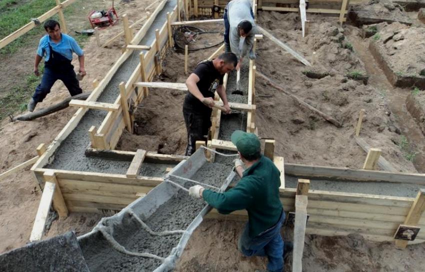 Korak 7: Izlijevanje pripremljenog betona u temeljni trak trake