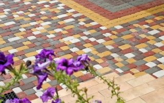 DIY paving slabs laying video: step by step instructions