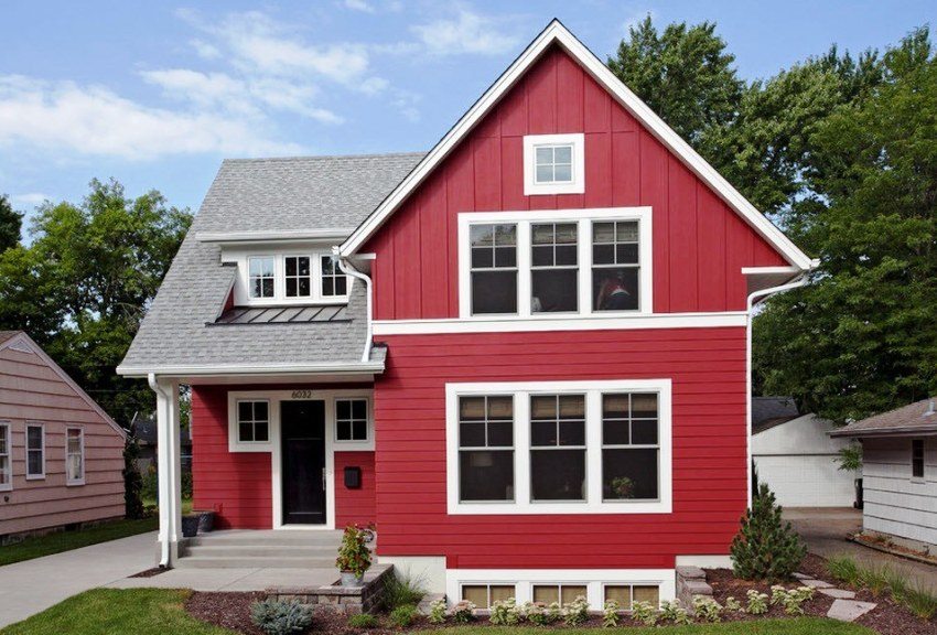 Kuća je obložena sočnim crvenim oblogom