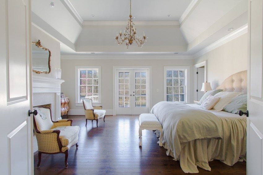High ceiling decoration in the bedroom