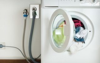 Korrekt tilslutning af vaskemaskinen til vandforsyning og kloakering