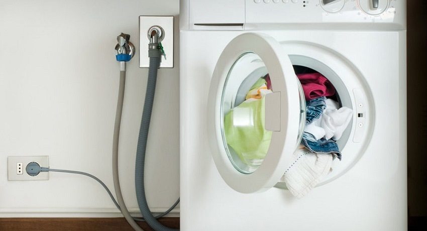 Korrekt tilslutning af vaskemaskinen til vandforsyning og kloakering