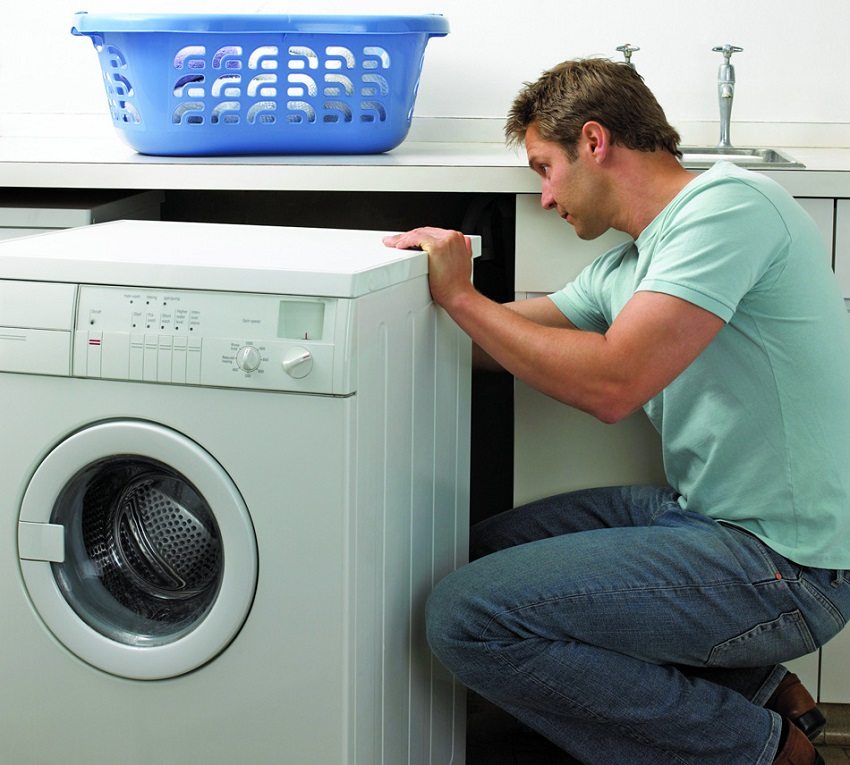 Při instalaci pračky je důležité zkontrolovat spolehlivost všech připojení, aby nedošlo k úniku.