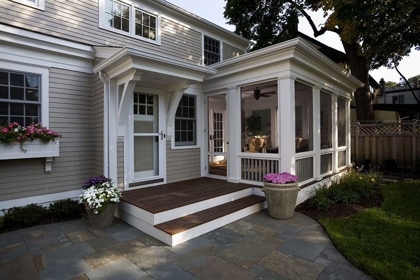 Det er bedre hvis verandaen og huset er laget av de samme materialene.