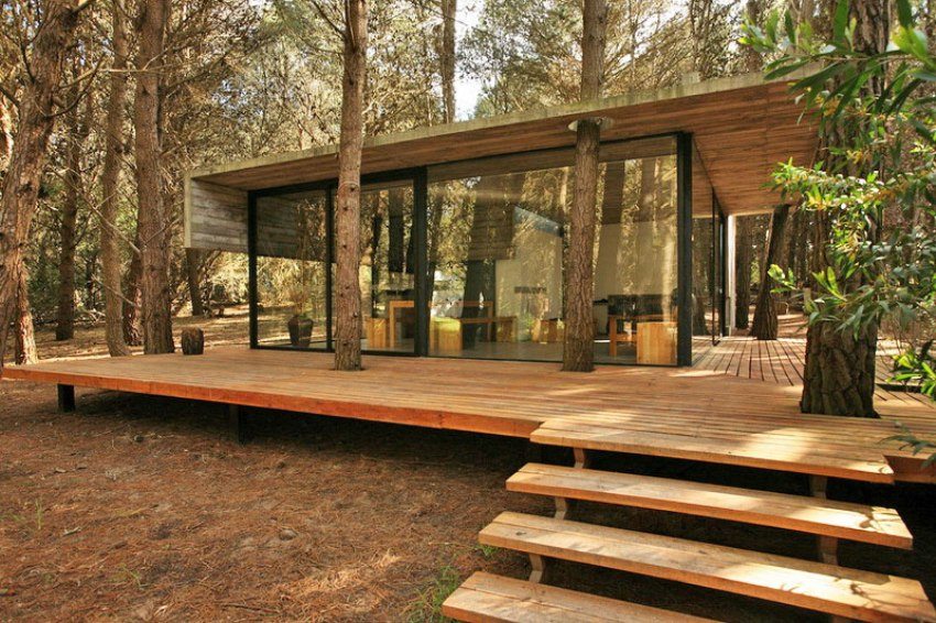 Udobna terasa s drvenim stepenicama