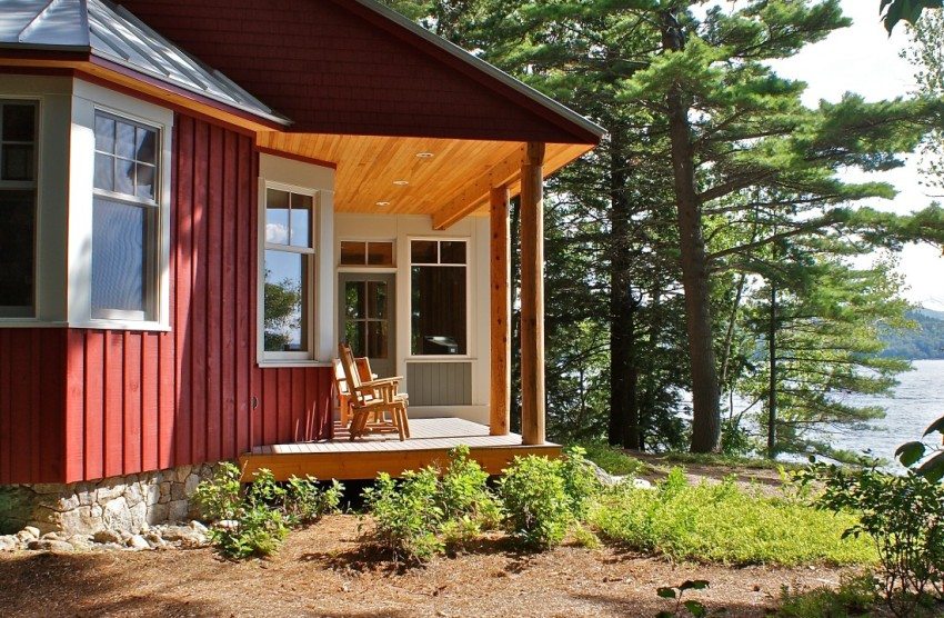 Kompaktní veranda s baldachýnem, lemovaná dřevem