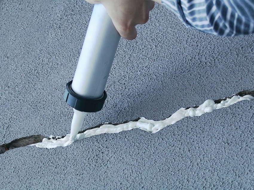 Før du bruker vanntetting og påfølgende påstøp, er det nødvendig å tette alle sprekker i bunnen av gulvet