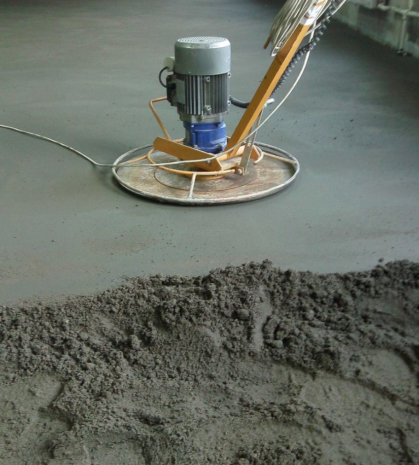 Using a grinding machine, you can achieve an absolutely smooth surface of a semi-dry screed