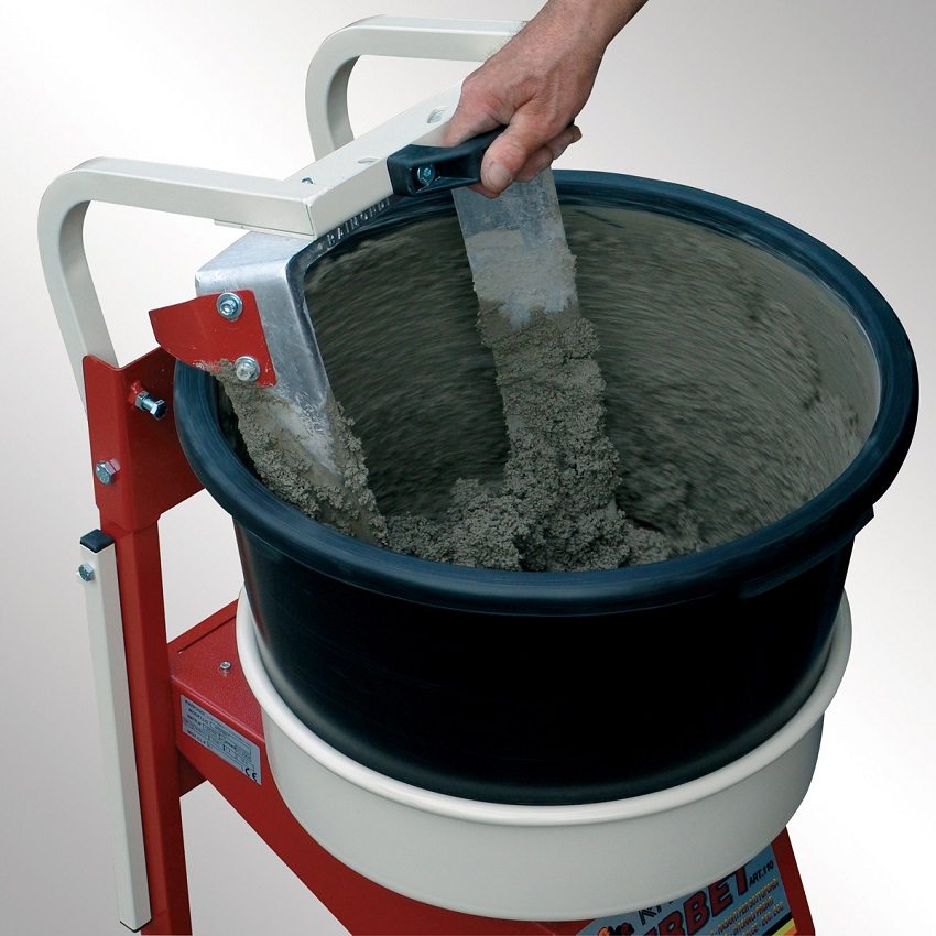Wet screed mortar consists of cement, water and fine sand