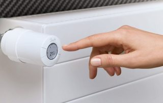Thermostat pour un radiateur de chauffage dans les systèmes de diverses maisons