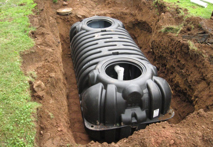 Placing a plastic container of a septic tank in a summer cottage