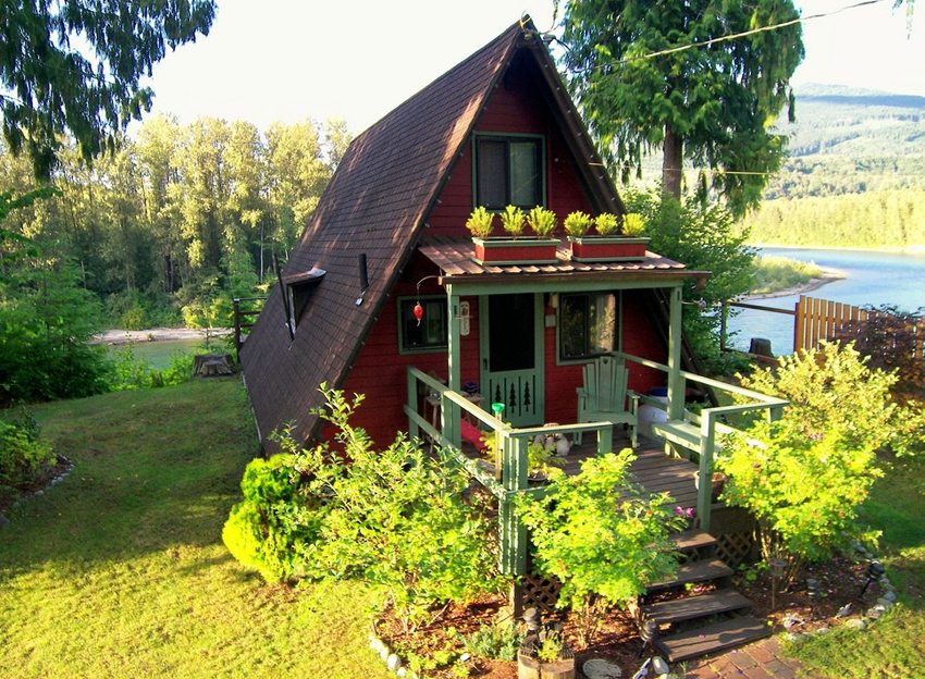 Uredan trijem drvene kuće