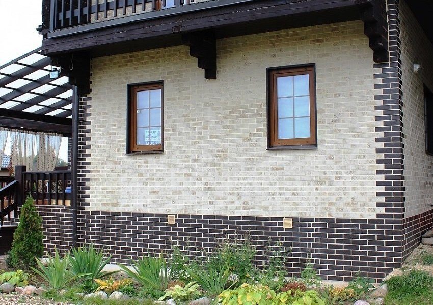 Pereții exteriori ai casei sunt confruntați cu panouri de fațadă