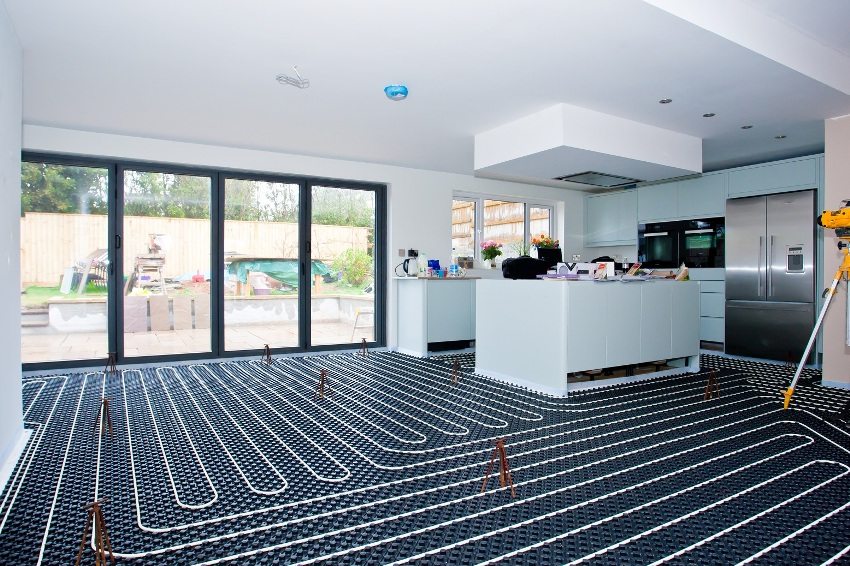 For å montere et vannoppvarmet gulv i et ferdig interiør, kan du bruke den tørre (rene) avrettingsmetoden
