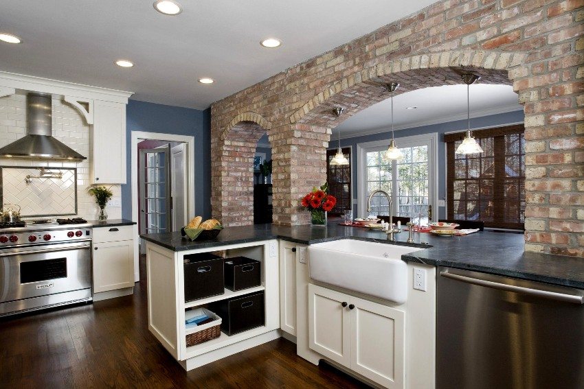 The use of decorative bricks for facing arches in the kitchen