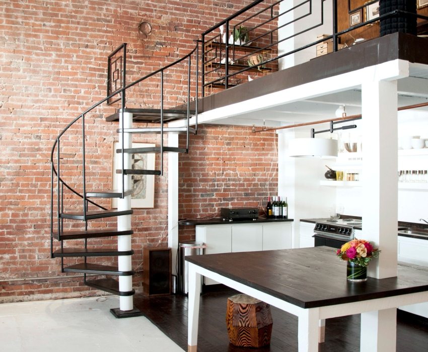 Compact spiral staircase