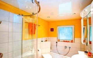 Klady a zápory napínacích stropů v koupelně: fotografie a užitečné tipy