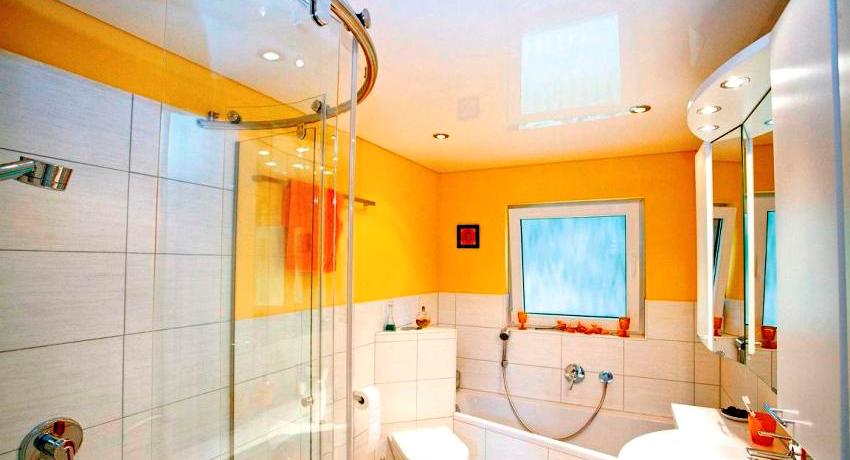 Fordeler og ulemper med strekkloft på badet: bilder og nyttige tips