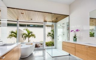 Plafond dans la salle de bain: options de photo, avantages et inconvénients