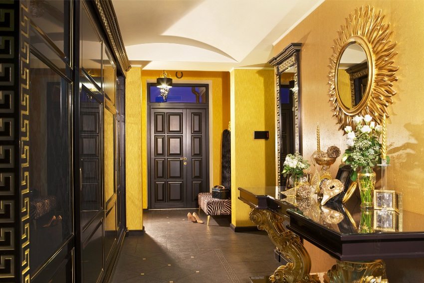 Dekoracija ulaznih vrata u skladu je u stilu i boji s namještajem u hodniku