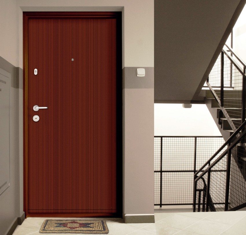 Unutarnja i vanjska obloga vrata mogu se razlikovati, uglavnom je od ulazne strane skromnija