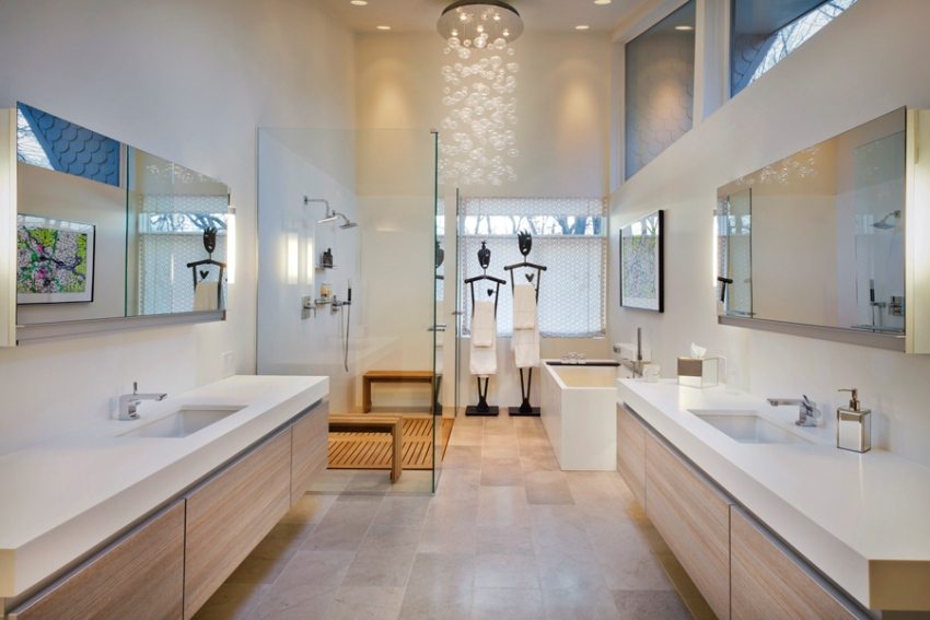 Moderna kupaonica u bijelim tonovima