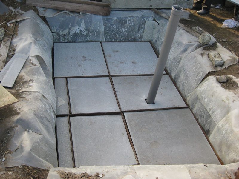 Krok 6: položenie plochej bridlice, upevnenie ventilačného potrubia