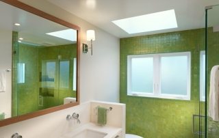Strækloft i badeværelset, fotos af færdige designløsninger