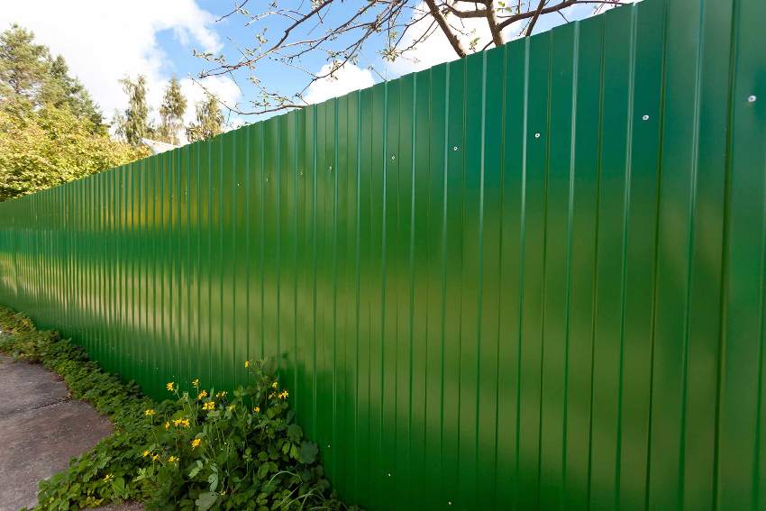 Paluba je moderní a praktický materiál pro aranžování plotu