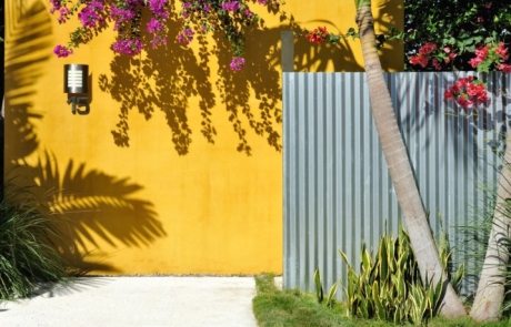 DIY plot z vlnité lepenky se sloupy: technika, montážní tajemství