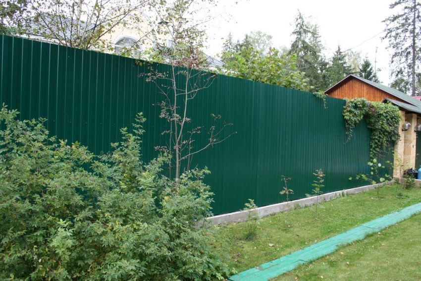 Vlnitá lepenka je široce používána pro stavbu plotů pro soukromé domy a chaty