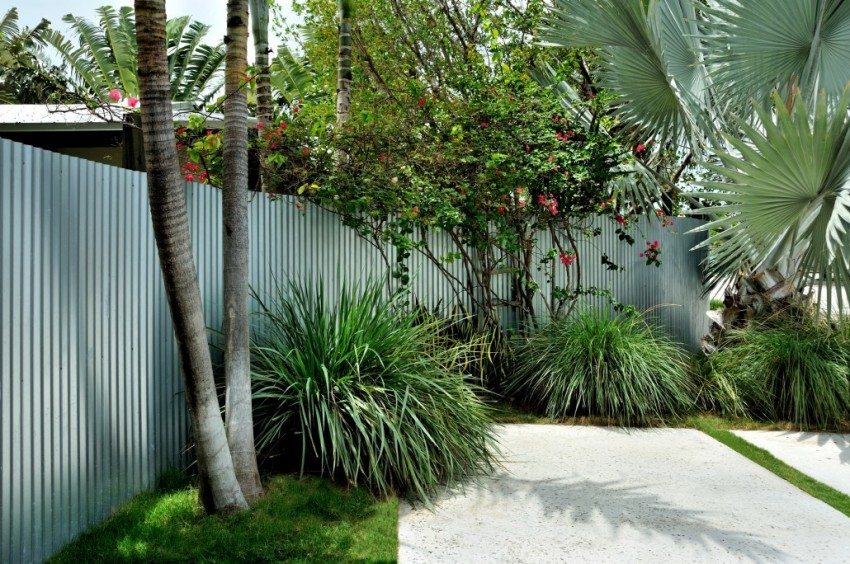 Dvorište je ograđeno sivom ogradom od valovitog kartona