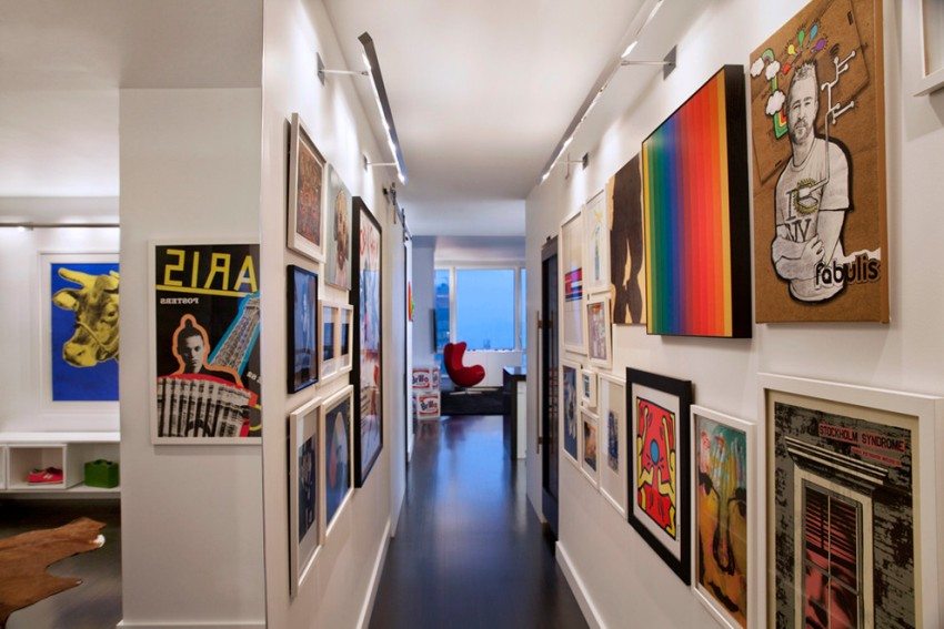 In a narrow and elongated corridor, you can organize a mini-gallery of paintings and family photos