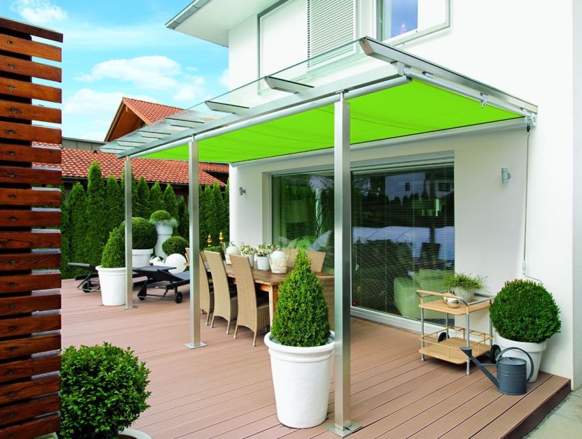 Stylish combination of transparent and bright light green polycarbonate in the canopy design