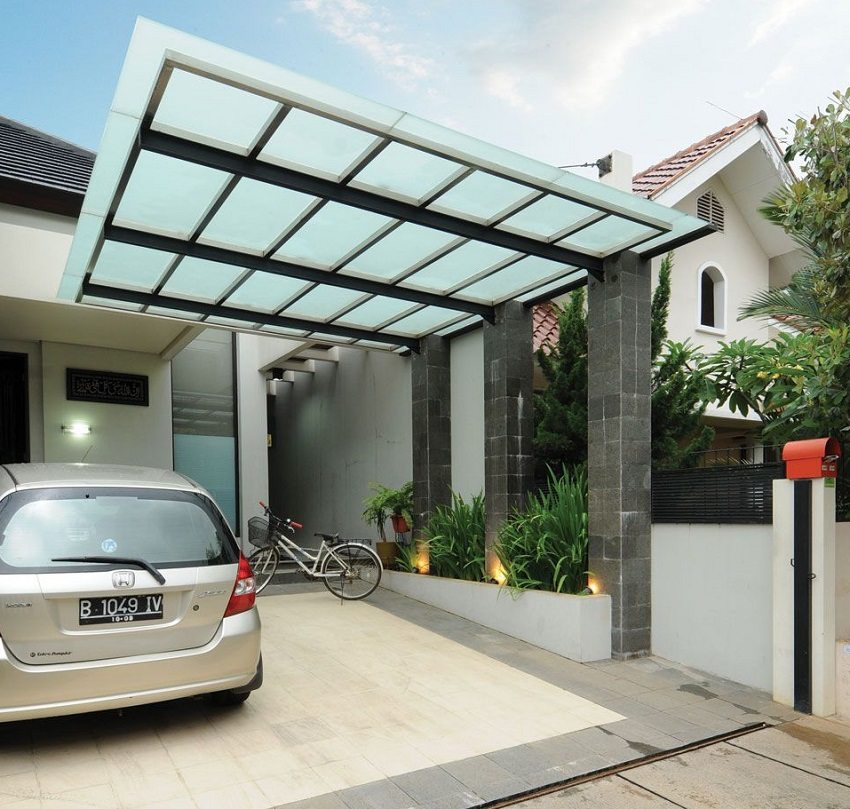 Wide canopy over the entrance to a modern house