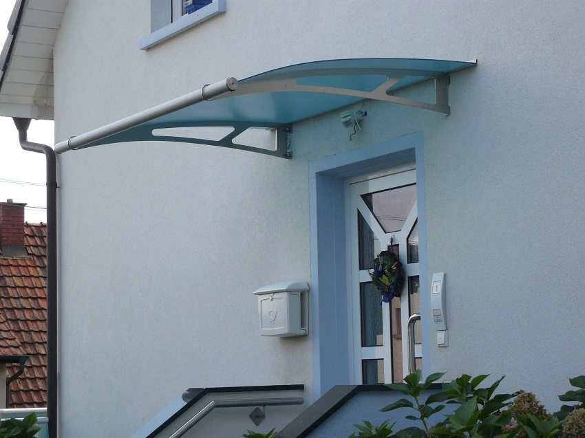 Visor made of blue polycarbonate in combination with aluminum fits well with the style of the house