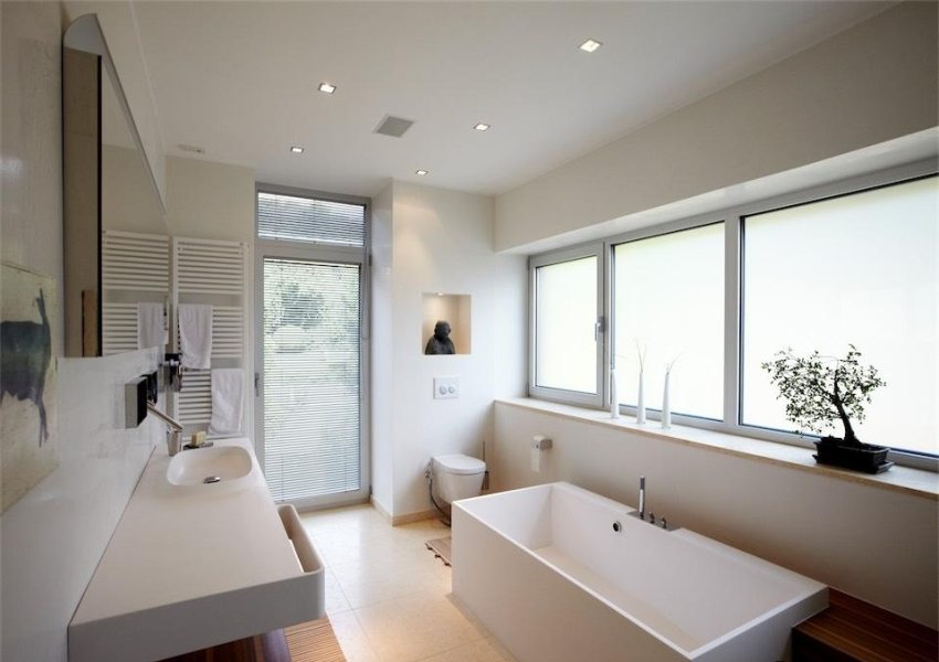 Prirodna ventilacija može se osigurati prisutnošću prozora u kupaonici privatne kuće, ali to nije dostupno za većinu apartmanskih kupaonica