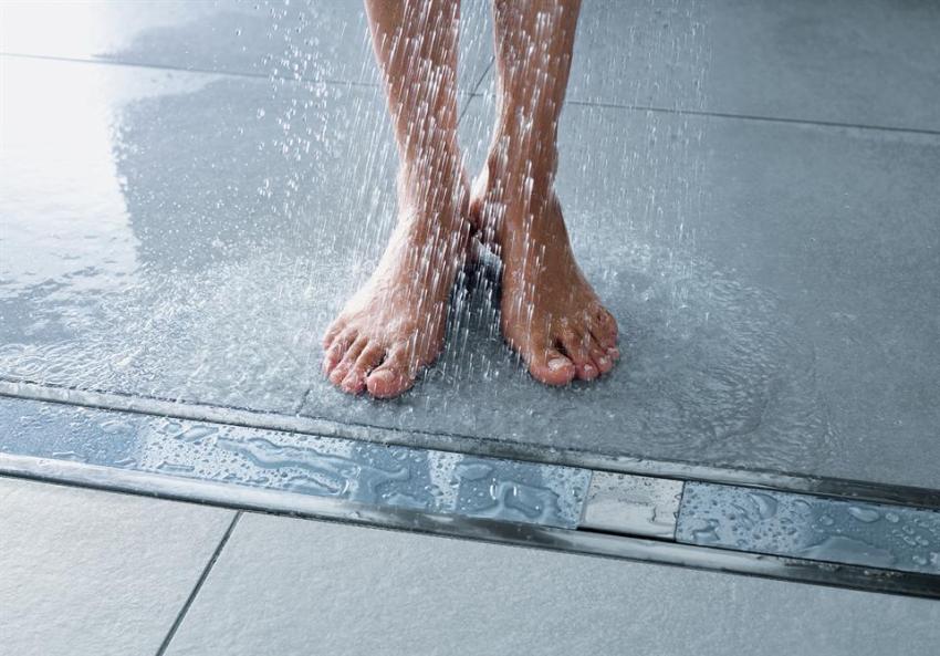 For å utstyre en dusj uten brett, er det nødvendig med vanntetting av høy kvalitet