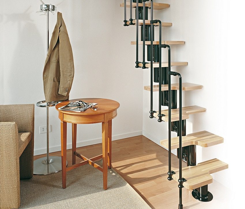 Compact staircase with goose step steps