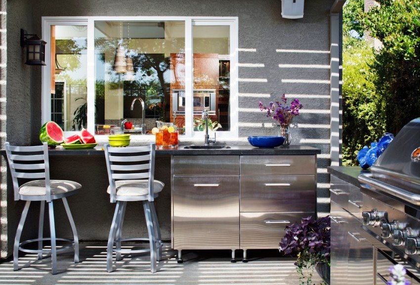 Zatvoreni i otvoreni dijelovi ladanjske kuhinje odvojeni su kliznim metalno-plastičnim prozorom