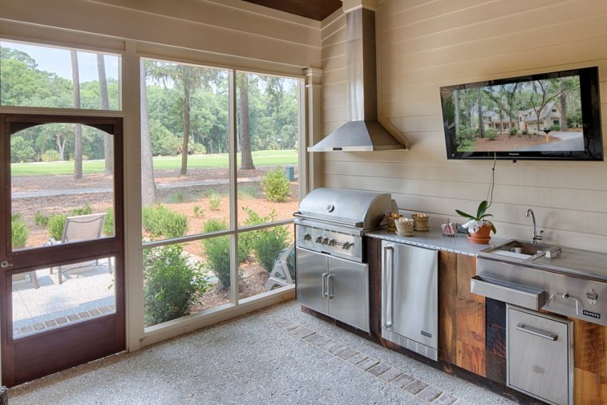 Peretele de sticlă al bucătăriei de vară permite spațiului închis să păstreze legătura cu natura