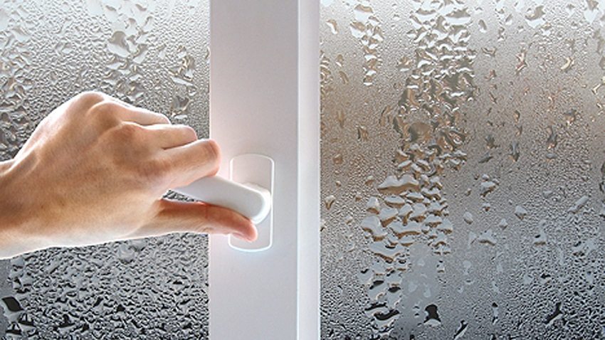 Nedovoljna razmjena zraka u sobi dovodi do stvaranja kondenzacije na prozorima