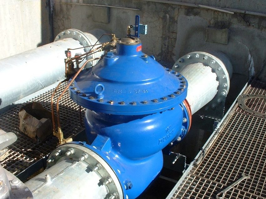 Regulatori tlaka vode obično se koriste za kontrolu i nadzor protoka u vodovodnim mrežama