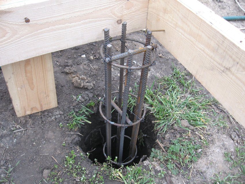 The reinforcement frame is placed in a dug hole, at the bottom of which there is a sand and gravel cushion