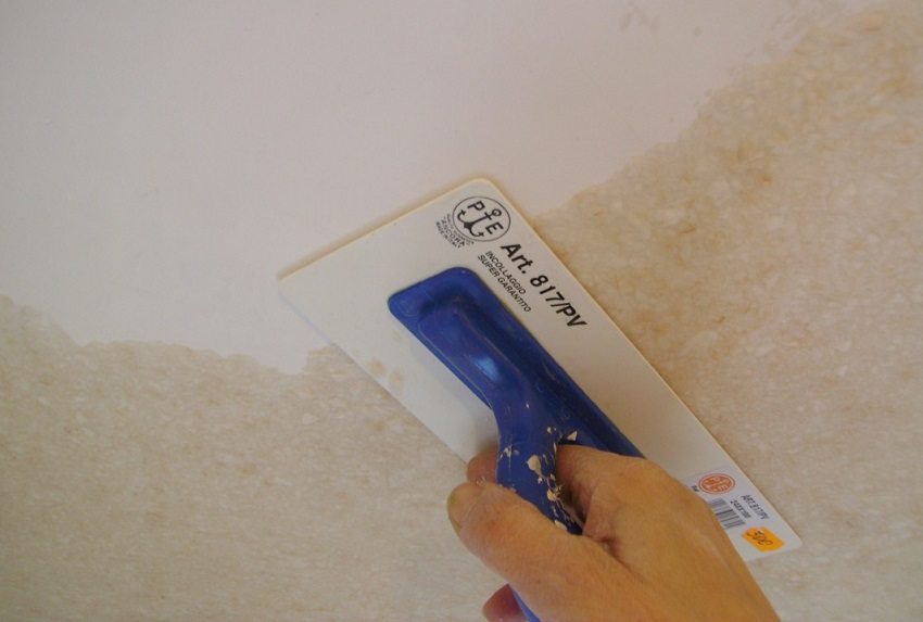Applying liquid wallpaper to the ceiling using a special float