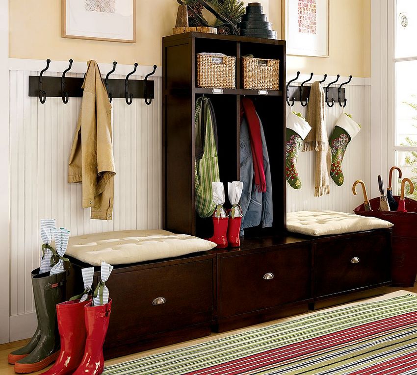 As an alternative to a bulky wardrobe in a small hallway, hooks for clothes and a compact headset are used