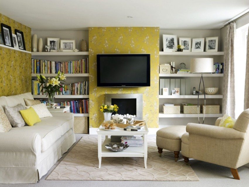Combined wallpaper of bright yellow and beige shades was used in the decoration of the hall steles